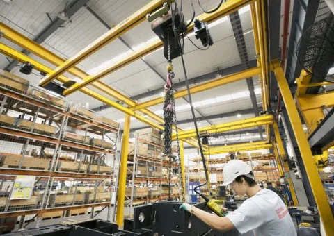medium_konecranes_operator_with_xm_and_xn_hoist_shanghai_china_2010_001